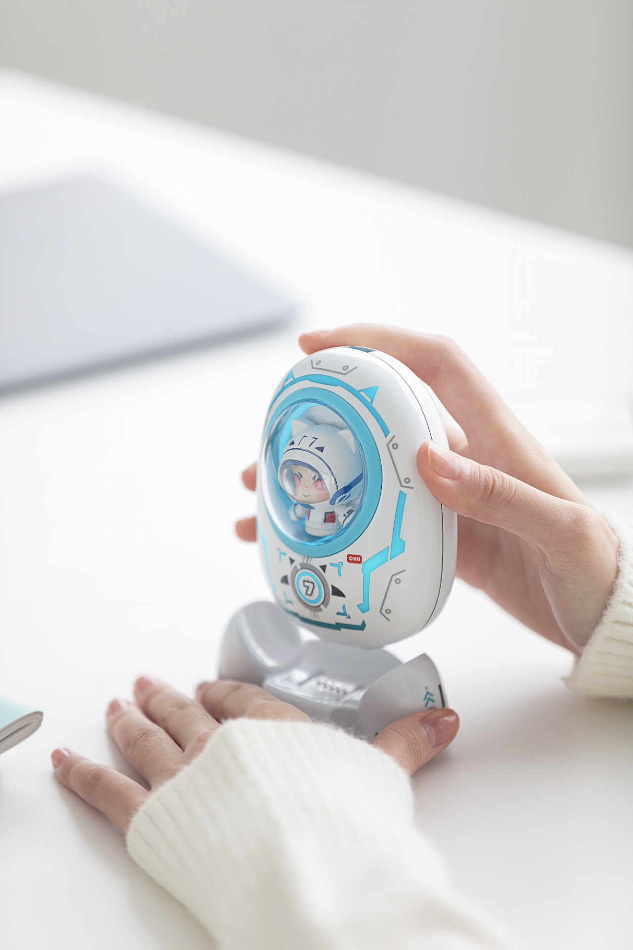 品牌案例丨小小在线 王者荣耀联名小小宇航员鲁班七号充电宝摄影创意解析